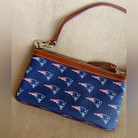 DOONEY & BOURKE NFL Patriots Football Team Fan Small Clutch Wristlet - Picture 3 of 9